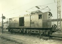 Fotografia da locomotiva elétrica da linha de caminhos de ferro de Lisboa-Cascais (1938) - Álbum da Sociedade  Estoril